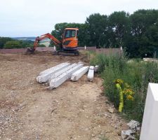 Entreposage de maçonnerie démolie sur un chantier maisons SESAME