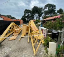 Charpente déposée et prête à être installée