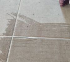 Surprise! D&eacute;faut (ou casse) sur un carreau en plein dans le passage