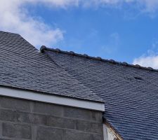 Côté est ardoises posé, beau travail !
Raccord entre les 2 maisons, morceaux de plomb entre les 2 maisons.
