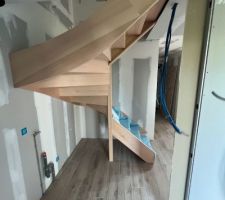 Espace sous l'escalier depuis l'arrière cuisine