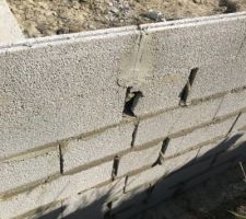Trous pas rebouchés et planelle montée à l'envers