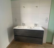 Salle de bain des enfants. Manque plus que le miroir/lumière miroir