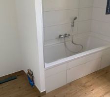 Salle de bain des enfants. Manque plus que le miroir/lumière miroir