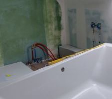 Installation de la baignoire et du receveur dans la salle de bain du haut.