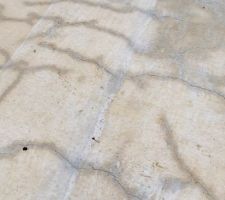 Dalle fissurée à la suite de la mauvaise mise en oeuvre de la dalle.