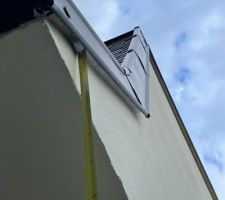 En plus des 3 cm sur le mur avec le gros enduit, ils y a un petit d&eacute;bordement de 3 cm. Donc 6 cm chez moi !