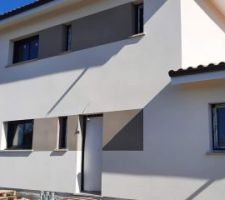 Enduit Monoblanco BL 10 de Parex et décoration en Gris fumé G40 de Parex