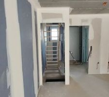 Salle du bas vers la porte d'entrée