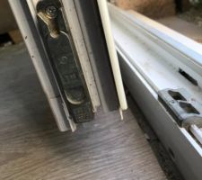 Porte fenêtre pvc verouillé en bas