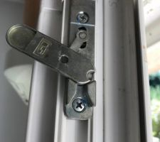 Système de verrouillage manuel porte fenêtre pvc