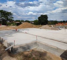 La dalle a été coulée le 23 juin 2022
-> c'est parti pour 3/4 semaines de séchage