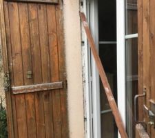 Tapée en bois de l'ancienne porte fenêtre
