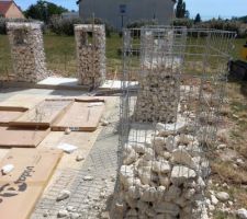 Gabions en cours de remplissage.. n'importe comment!