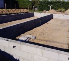 Fin montage des parpaings pour le vide sanitaire