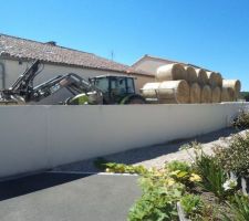 Un de mes voisins commence le ramassage des ballots de paille le blé de son champ a été ramassé avant les orages de juin..depuis la paille sèchait sur le terrain  mis en ballots hier, ramassés ce matin une bonne cinquantaine de ballots round baller..il a posé pour la photo !