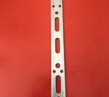 Profilépour réaliser une équerre de fixation adaptable sur porte fenêtre pvc