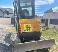 Arrivée de Odon avec sa pelle destinée aux travaux de la terrasse