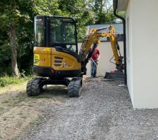 Avant de le tasser, on gratte le sol pour arriver pile au bon niveau de pose des structures en nid d'abeille qui vont recueillir les graviers bicolores, on évacue le surplus.