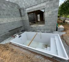 Pose de la piscine et protection avant réalisation des enduits puis terrasse