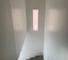 Couloir peint et luminaire étoilé posé