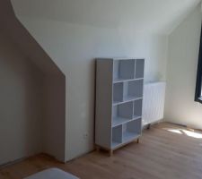 La bibliothèque est montée, il ne reste plus que les livres à mettre