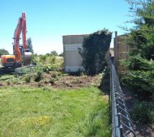 Le local piscine fera 15 m2 implantation prévu au dos de la maison EDF et en limite de propriété !!!!