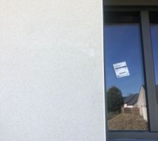 On aper&ccedil;oit une t&acirc;che &agrave; gauche de la fen&ecirc;tre, elle disparaitra certainement au s&eacute;chage