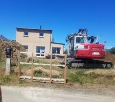 Hier, l entreprise d aménagement et terrassement est intervenu.
Il a creusé un trou pour y mettre notre fosse septique. Demain on doit le rencontrer pour faire un devis sur divers aménagements que l on voudraient faire.