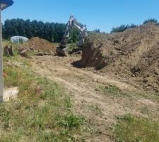 Hier, l entreprise d aménagement et terrassement est intervenu.
Il a creusé un trou pour y mettre notre fosse septique. Demain on doit le rencontrer pour faire un devis sur divers aménagements que l on voudraient faire.