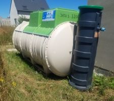 Voici notre fosse septique. 
Le terrassier à préparer le trou mais c est l organisme des fosses qui se charge de l installer et de nous rencontrer