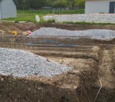 Creusement des tranch&eacute;es + terre en fond de fouille