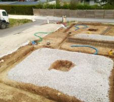 Creusement des tranch&eacute;es + assises piliers centraux