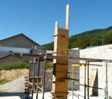 Coulage du poteau (Est) jusqu'&agrave; la retomb&eacute;e de 10cm