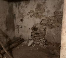 Mur du pignon EST de l?annexe qui s?effondre. On ne voit pas sur la photo : le mur bombe de 1 mètre vers le dedans et les pierres sont instables.