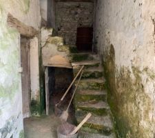 Photo annexe avant travaux: escalier extérieur qui mène au 1er étage
