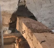 Scellement de la poutre saine dans le mur en pierre