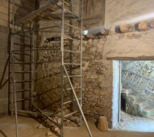 Anciennes poutres du plancher qui seront a supprimer avant de refaire le mur