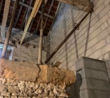 Poutre saine encore en place : elle devra etre descendu et reposer sur le T en parpaing au droite de la photo, la poutre du dessous devant etre supprimée