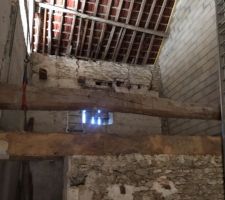 Mise en place de la poutre saine qui tiendra le nouveau plancher du 1er (celle du bas sera supprim&eacute;e)