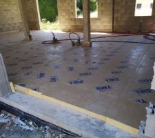 Isolation avant coulé de la dalle flottante