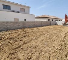 Mur mitoyen terminé et terrassement en cours