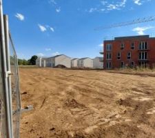 Maison et immeuble vu par l'accès par le leclerc drive