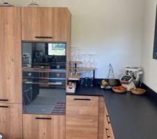La cuisine presque termin&eacute;e ! Manque plus que le fond de hotte en verre tremp&eacute; et de raccorder la hotte &agrave; la tuile &agrave; douille.