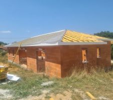 Charpente en cours
Pose de l'écran sous toiture