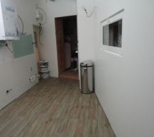 La pose est terminée, 4 couches de peintures ont été passées sur les murs(2couches de peinture gros travaux et 2 couches de peinture blanc cassé satiné en finition