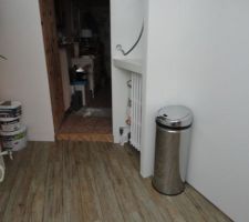 Derriere la poubelle, on apercoit la niche au dessus du radiateur dans laquelle sera pos&eacute; la cafetiere
