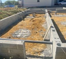 ET ON RECOMENCE, apres pleins des contretemps, ça y est! on recommence, et cet fois le nouveau maçon il fait bien son job. quand j'auras le nom de son entreprise je vais la partager parce que lui fait un super travail rien a dire