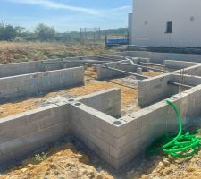 ET ON RECOMENCE, apres pleins des contretemps, ça y est! on recommence, et cet fois le nouveau maçon il fait bien son job. quand j'auras le nom de son entreprise je vais la partager parce que lui fait un super travail rien a dire