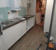 Decoupes du plan de travail pour l'évier et plaque de cuisson